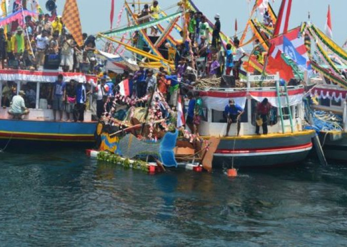 Ribuan Warga Pesisir di Pinggiran Kota Cirebon Ikuti Tradisi Sedekah Laut