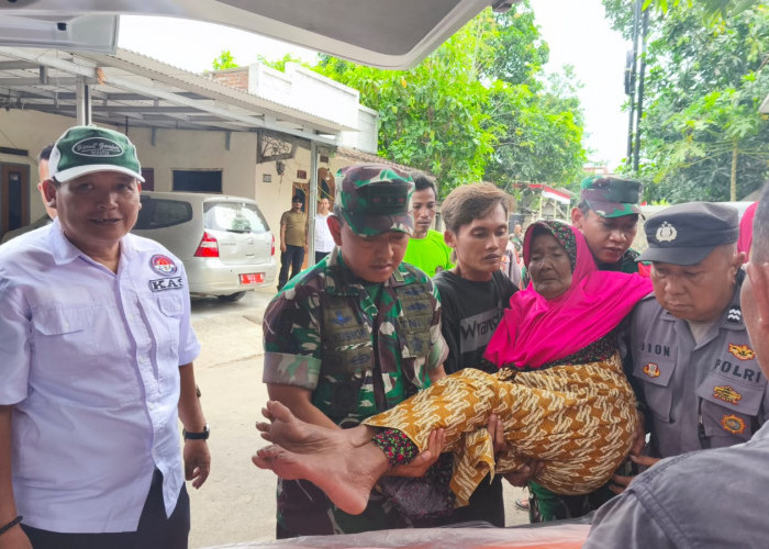 Dandim 0620/Kabupaten Cirebon Kunjungi dan Evakuasi Nenek Tasmi ke RS UMC