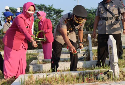 Peringati Hari Bhayangkara ke-76, Kapolresta Cirebon Ziarahi TMP Cakrabuana