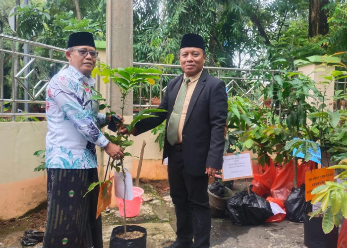 Hari Amal Bakti Kemenag ke-80, Kemenag Cirebon Gaungkan Ekoteologis Lewat Gerakan Tanam Pohon
