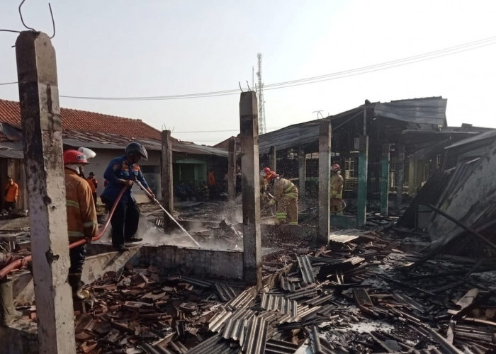 Komandan Damkar Terluka Saat Jinakkan Api di Pasar Tegalgubug