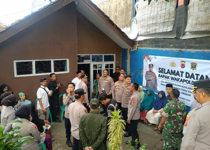Warga Menunggu Berjam-jam Akhirnya Wakapolda Jabar Kunjungi Rumah Penerima Bantuan Rutilahu di Cirebon