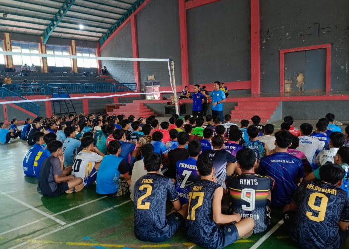 Ratusan Pelajar Kabupaten Cirebon Ikuti Seleksi Voli Menuju Popwil 2026 di GOR Ranggajati