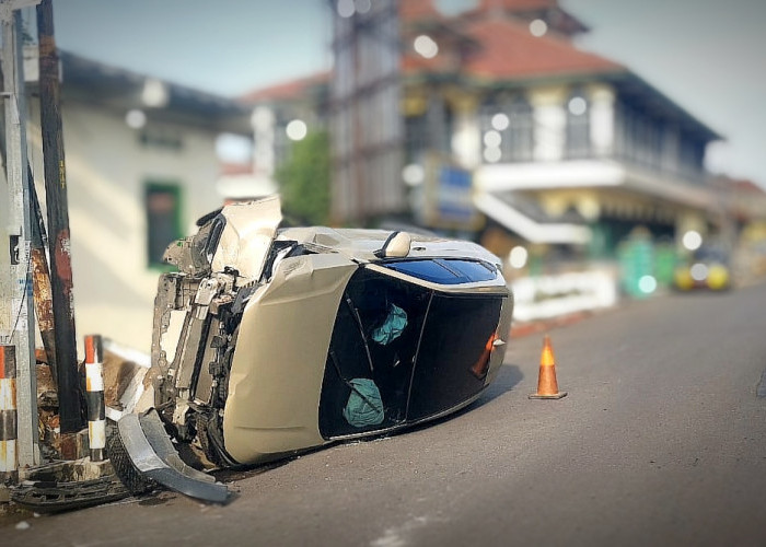 Ngantuk Usai Perjalanan, HR-V Hantam Tugu dan Tiang Listrik 