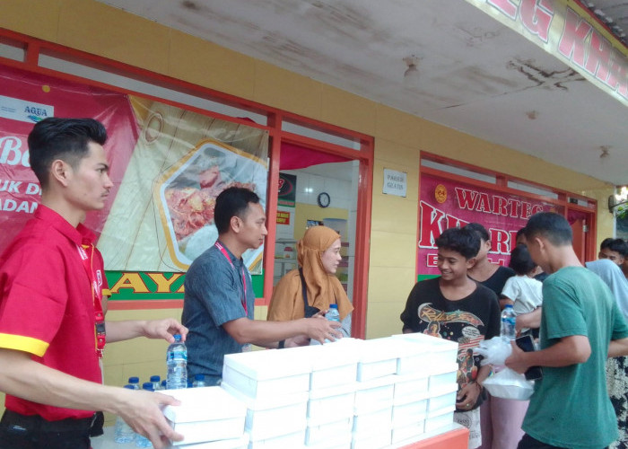 Warteg Gratis Alfamart Bagikan Paket Buka Puasa di Cirebon