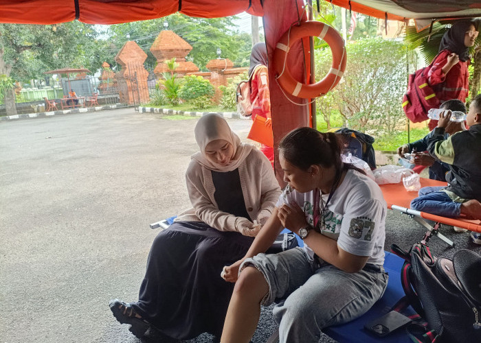 Tim Kesehatan Puskesmas Drajat Selalu Tanggap Obati Pemudik Arus Balik Lebaran yang Alami Kecelakaan