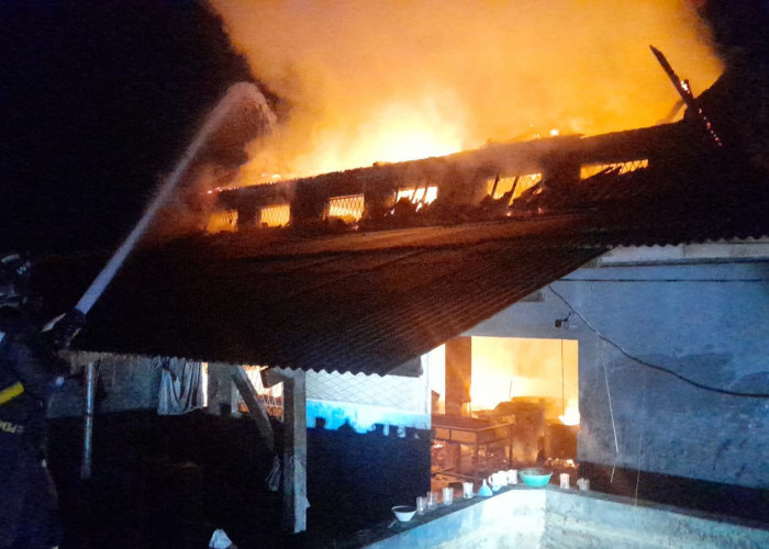 Jelang Subuh, Pabrik Bawang Goreng di Garawangi Terbakar, Kerugian Rp100 Juta Lebih Sedikit 