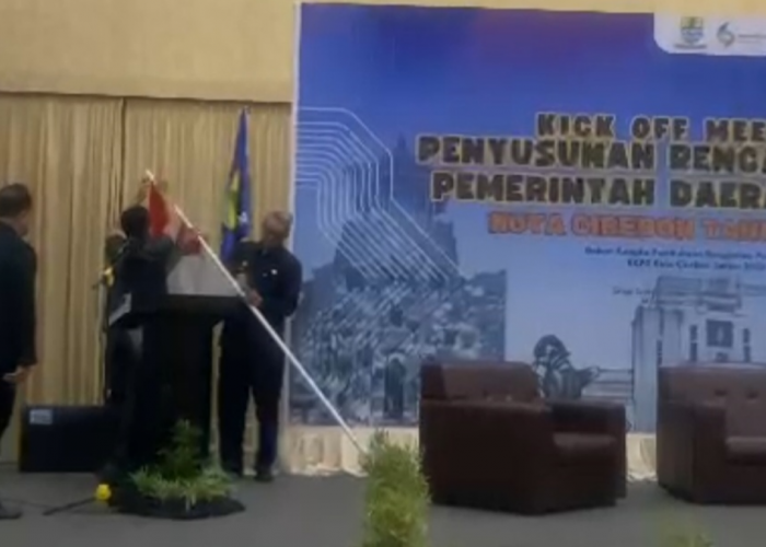 PJ Walikota Cirebon Agus Mulyadi Berani Hentikan Acara Demi Ganti Bendera Merah Putih