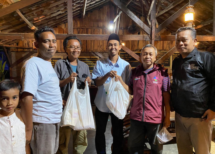 Sambut HUT ke-9, SMSI Kota Cirebon Berbagi Paket Sembako dan Buka Puasa Bersama