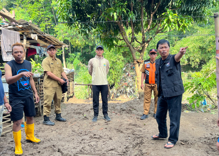 Meski Kurang Fit, Walikota Cirebon Effendi Edo Tetap Tinjau Lokasi Banjir di Kelurahan Drajat