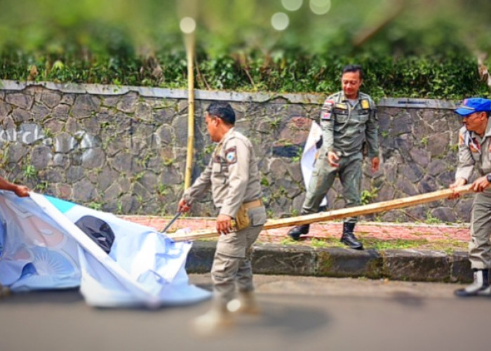 Baliho dan Spanduk Kedaluwarsa di Tertibkan 