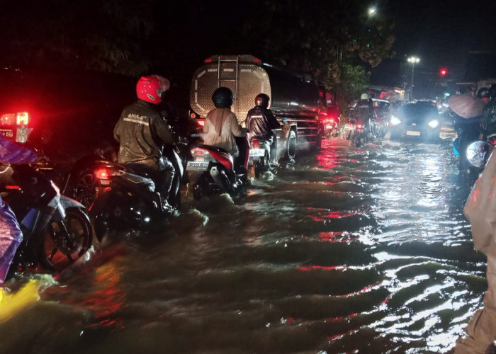 Ruas Jalan Penghubung Kota–Kabupaten Cirebon Terendam Banjir