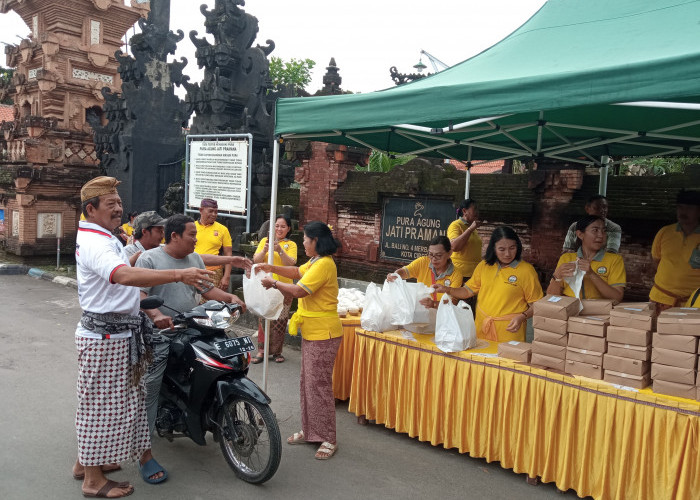 PHDI Cirebon Berbagi Takjil di Bulan Ramadan untuk Umat Muslim dan Sambut Hari Raya Nyepi