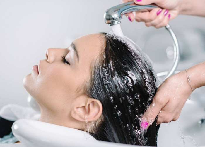 7 Tips Merawat Kesehatan Kulit Kepala agar Rambut Kuat dan Anti Ketombe
