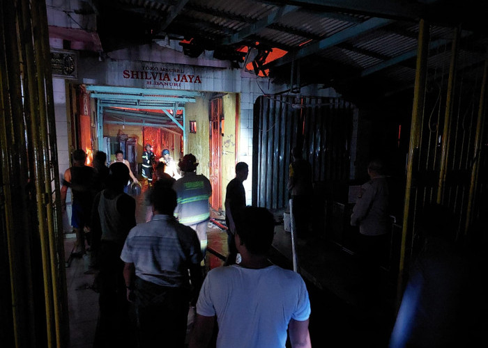Toko Mebel di Indramayu  Terbakar, Diduga Api Berasal dari Gudang Belakang