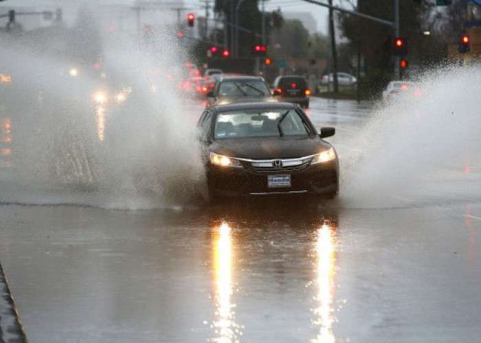 Waspada Efek Hujan Terus-menerus pada Kendaraan, Lakukan 5 Pengecekan Rutin Ini!