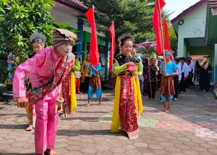 Lepas Lulusannya, Siswa SDN Mega Eltra Karyamulya Gelar Acara Adat Ki Lengser