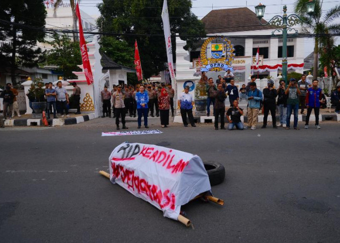 Mahasiswa Cirebon Desak DPR Taati Putusan MK 60 dan 70, Tuding Ada Kepentingan Oligarki di Balik Rencana Revis