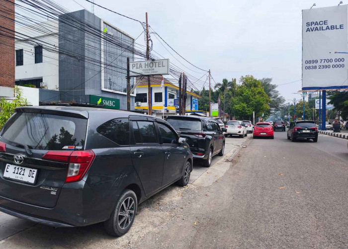 Trotoar Jalan Wahidin Rusak Dipakai Parkir Mobil, Dishub Diminta Bertindak