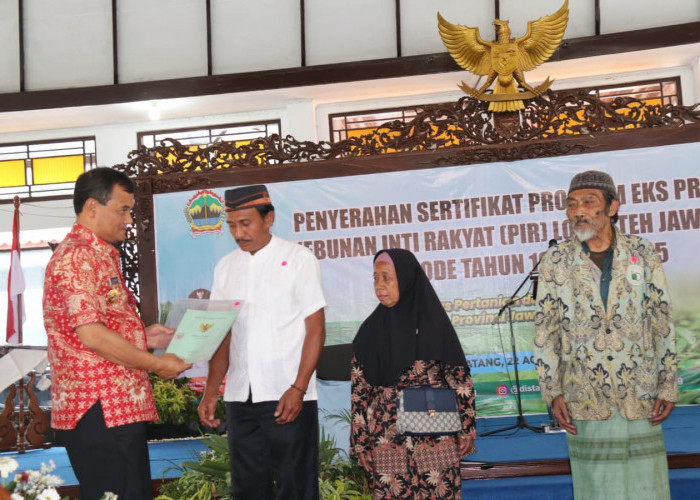 Hutang Petani  Eks Proyek PIR Dihapus, Gubernur Ahmad Luthfi Bagikan 1.065 Sertifikat Tanah
