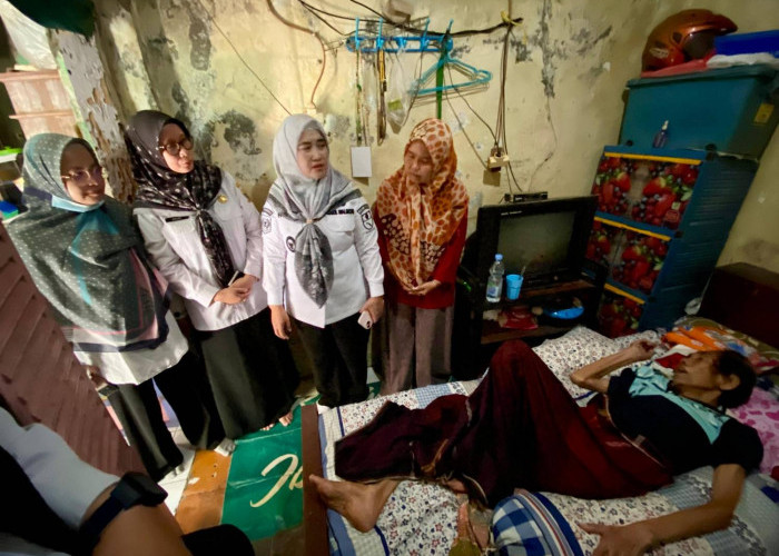 Tengok Warga yang Sakit di Pekalangan, Wawali Langsung Telpon PSC 119