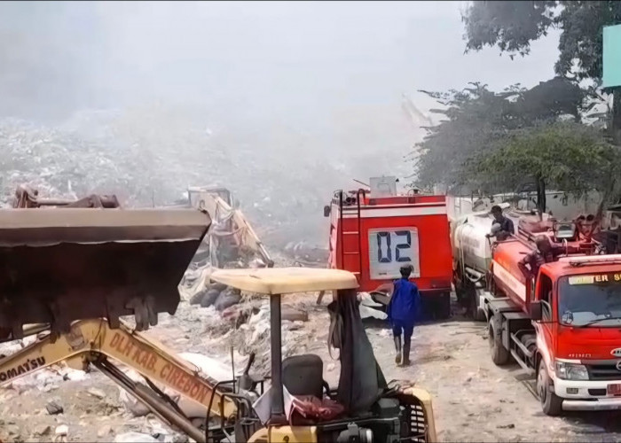 TPAS Gunung Santri Terbakar, Damkar Kerahkan Seluruh Armada