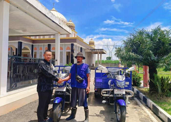Kuwu Cisaat Serahkan Bentor untuk Petugas Kebersihan, Wujud Kepedulian Lingkungan Bersih dan Warga Sehat