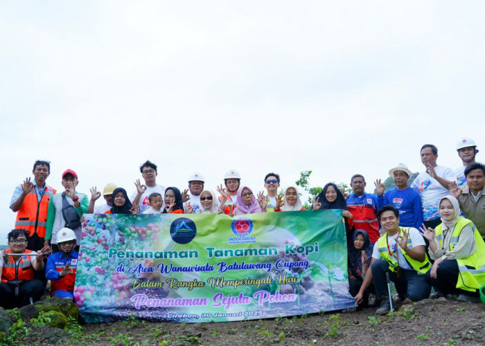 Dukung Pelestarian Lingkungan, Indocement Tanam 4000 Pohon Kopi di Batu Lawang