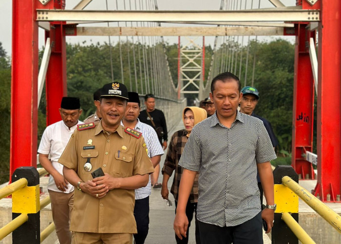 Baher Sidak Jembatan Gantung Penghubung 2 Kecamatan di Cirebon, Ada yang Belum Selesai Kontraktor Kerjakan