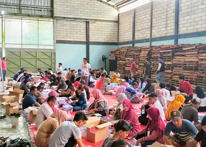 KPU Kabupaten Cirebon Temukan Surat Suara Rusak pada Hari Pertama Pelipatan