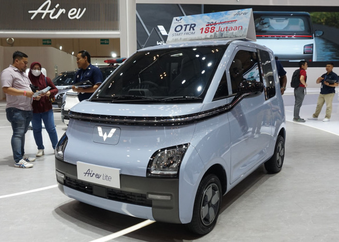 Perbandingan Wuling Air ev vs Honda Brio: Pilih Mobil Listrik Harga LCGC atau Mobil Konvensional yang Laris?