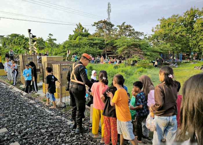 Ngabuburit di Jalur Kereta Api Berisiko, PT KAI Daop 3 Cirebon Berikan Peringatan Keras