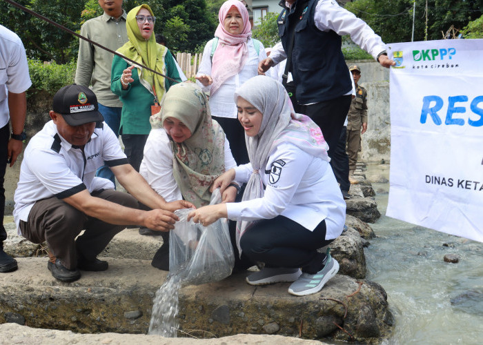 Wawalkot Cirebon Siti Farida Pimpin Restocking 85 Ribu Benih Ikan di Sungai Benda