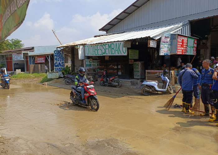 Petugas Damkar Kota Cirebon Banjir Orderan Bersihkan Lumpur Pasca Banjir