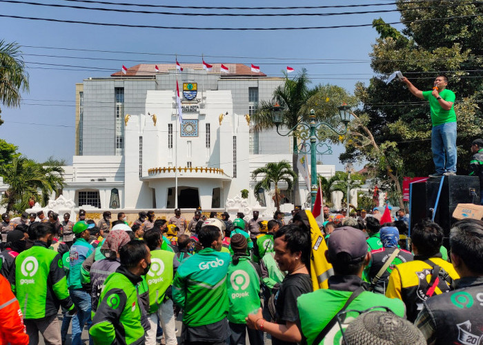 Ojol Cirebon Unjuk Rasa Kepung Balaikota, Bawa 7 Petisi Ini; Tanyakan BLT, hingga Potongan untuk Aplikasi