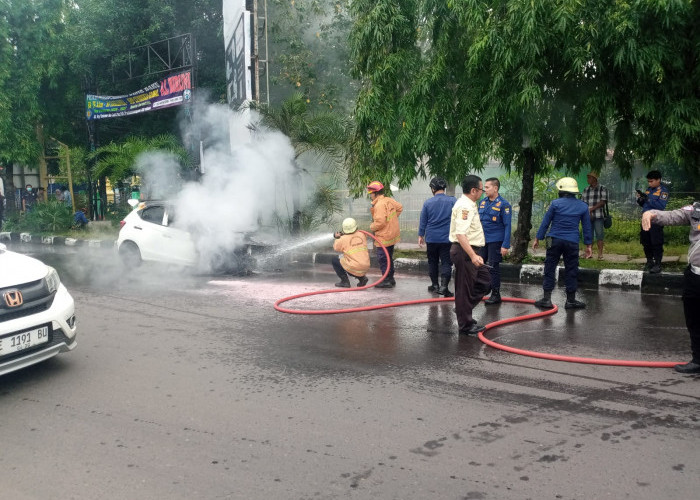Mobil Brio Terbakar di Bundaran Krucuk