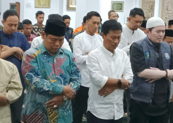 Tarawih Perdana Walikota Cirebon Effendi Edo di Kota Cirebon, Berencana Keliling Selama Ramadan