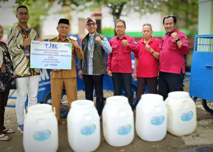 TJSL PNM Cabang Cirebon, Bantu Desa Atasi Persoalan Lingkungan Melalui Penyerahan Gerobak Sampah