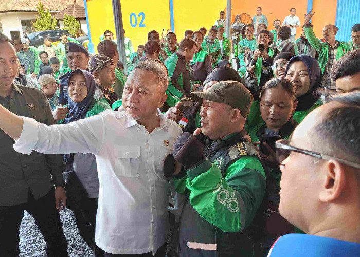 Zulhas Bagi-bagi Beras, 250 Driver Ojol di Cirebon Dapat Bantuan