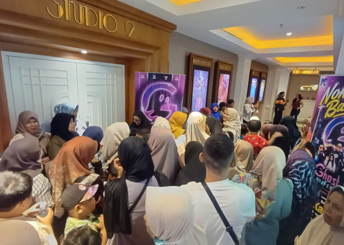 Meriahnya Nobar Film Ghost Buzzer di Cirebon Dipadati Ratusan Penonton