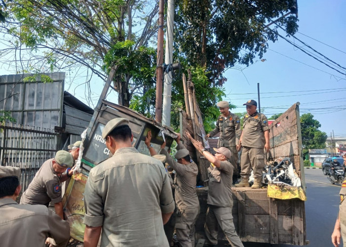 Satpol PP Kota Cirebon Tertibkan Lapak PKL Jalan Yos Sudarso