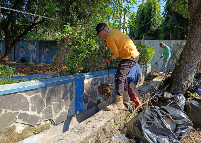 Jelang Musrenbang Provinsi, Warga Kelurahan Kesenden dan Instansi Sekitar Bersatu Bersihkan Taman Krucuk