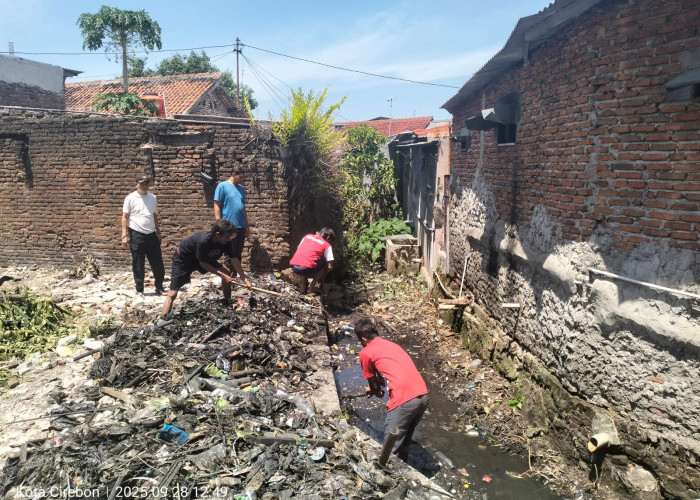 Warga RW 2 Kanggraksan Bersihkan Kali Silayar Guna Antisipasi Banjir Musim Hujan