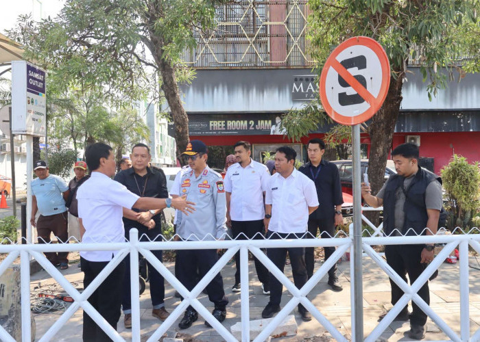 Kembalikan Hak Pejalan Kaki, Trotoar Depan CSB Mall Cirebon Mulai Dipagari