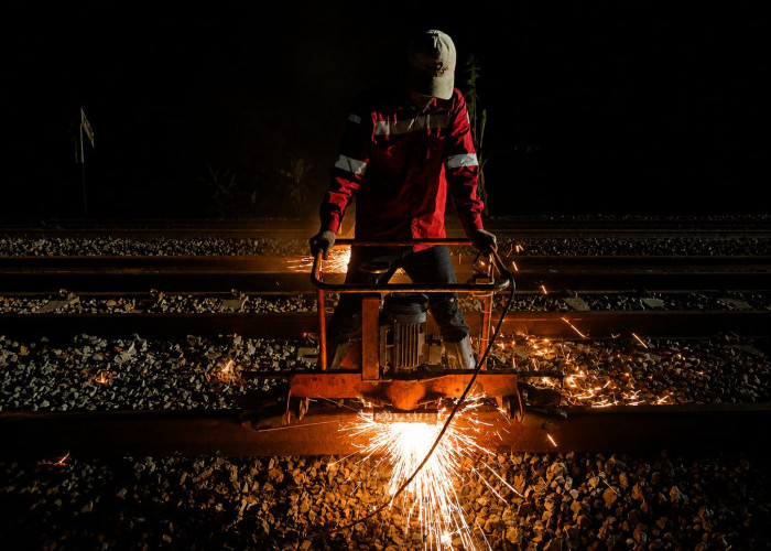 1.235 Batang Rel KA di Cirebon Diperkuat Sistem Flashbutt Welding