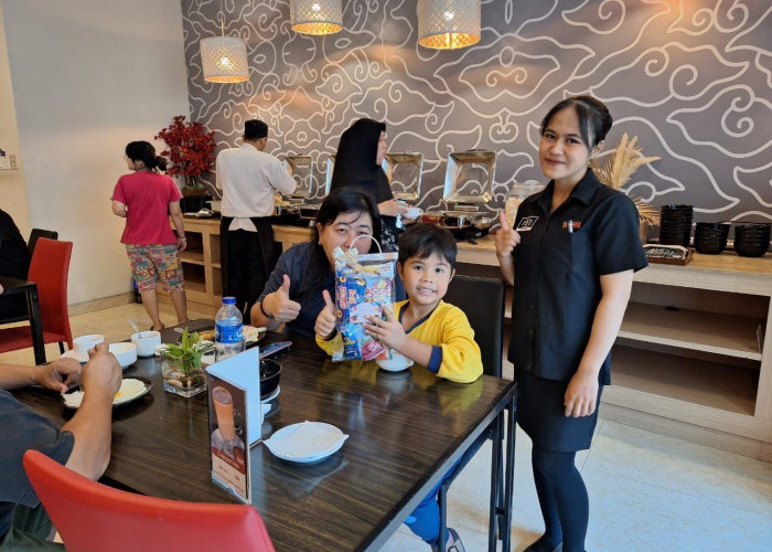Hotel NEO Cirebon Bagi-bagi Camilan di Hari Anak Nasional 