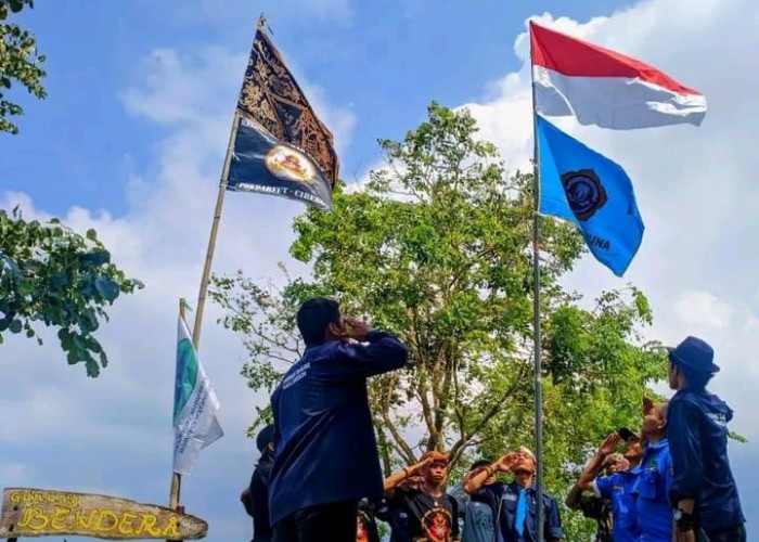 Kibarkan Merah Putih di Gunung Bendera