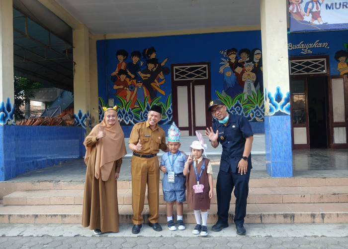 Kisah Haru Bocah 8 Tahun di Cirebon Akhirnya Bisa Sekolah Setelah Terkendala Ekonomi