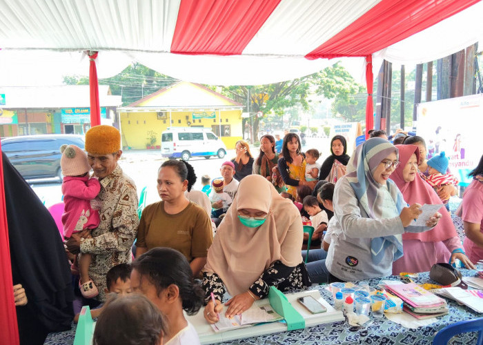 Tak Cuma Belanja Belanjaan, Ibu-Ibu Cirebon 'Serbu' Alfamart Buat Cek Kesehatan Anak!