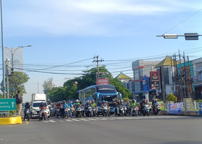 Arus Mudik H-1 Lebaran 1447 H di Pantura Simpang Empat Bypass Pemuda Didominasi Kendaraan Roda Dua